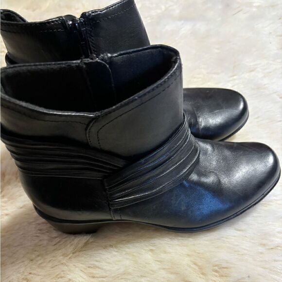 Clark’s Bendable Black Leather Booties size 6 - Picture 3 of 9